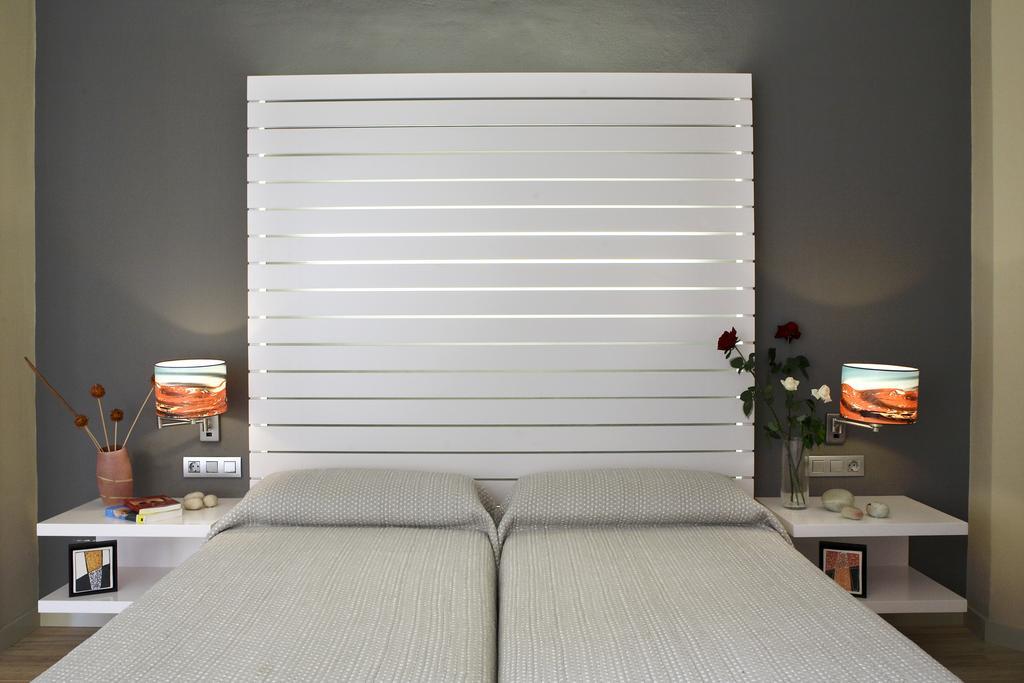 Hotel Mar De Tasmania - Auto Check-In La Bisbal d'Emporda Room photo